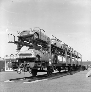 841457 Afbeelding van de demonstratie van een dubbeldekwagen voor autovervoer op de stand van de Nederlandse Spoorwegen ...